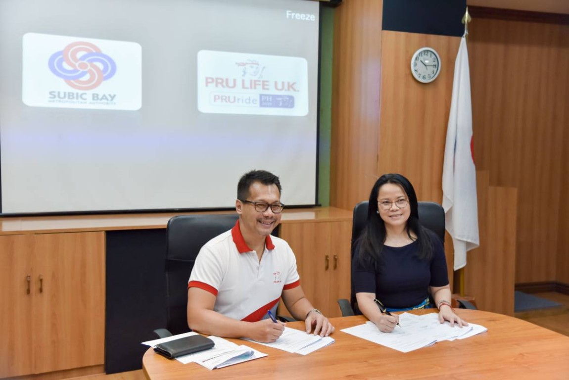Signing the deed of donation