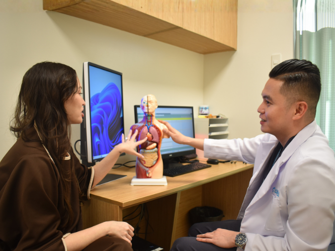 A doctor showing the example to his patient
