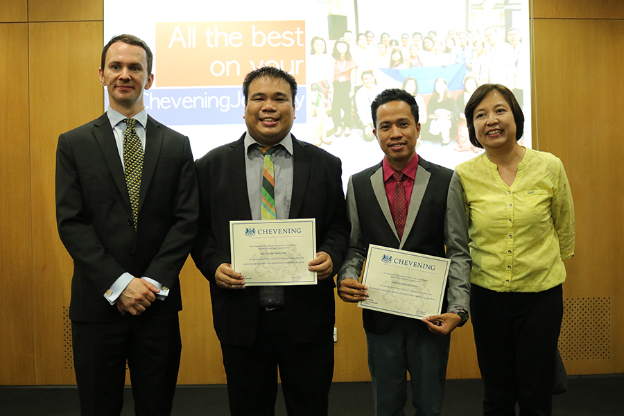 Pose photo with Chevening scholars
