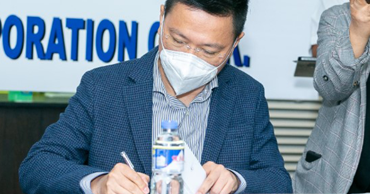 Eng Teng Wong signing the PLUK-MMDA partnership