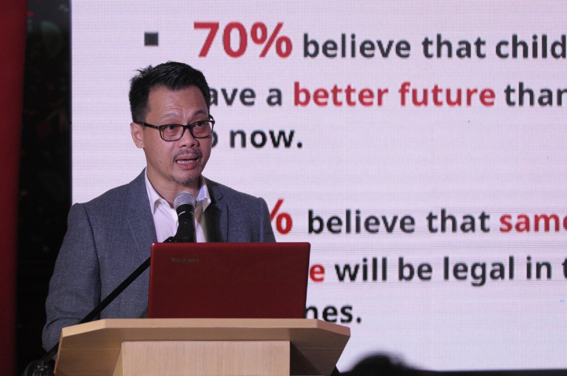 Allan Tumbaga discussing highlights