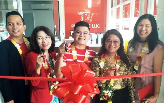 CGEight Life Insurance Agency ribbon cutting