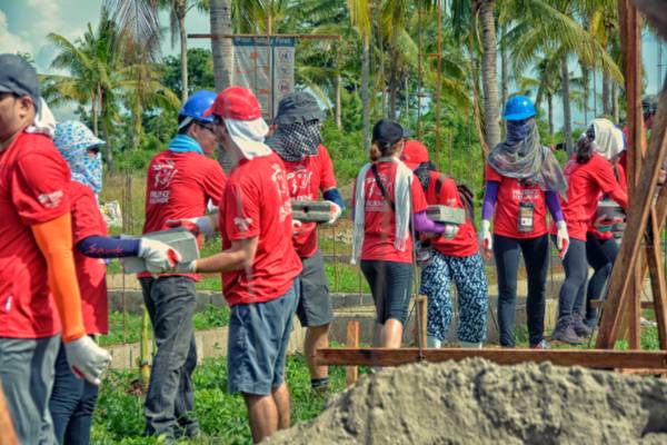 Volunteers lining up to pass hollow
