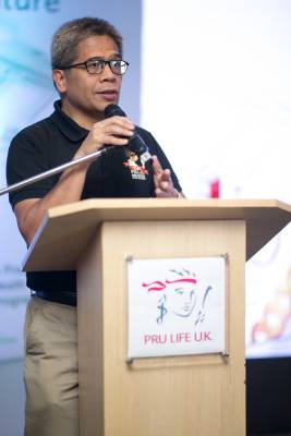 Jumbing de Rosas on stage at kick-off