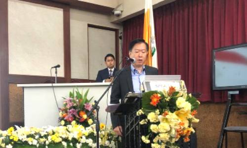 Andrew Wong addressing University of Santo Tomas