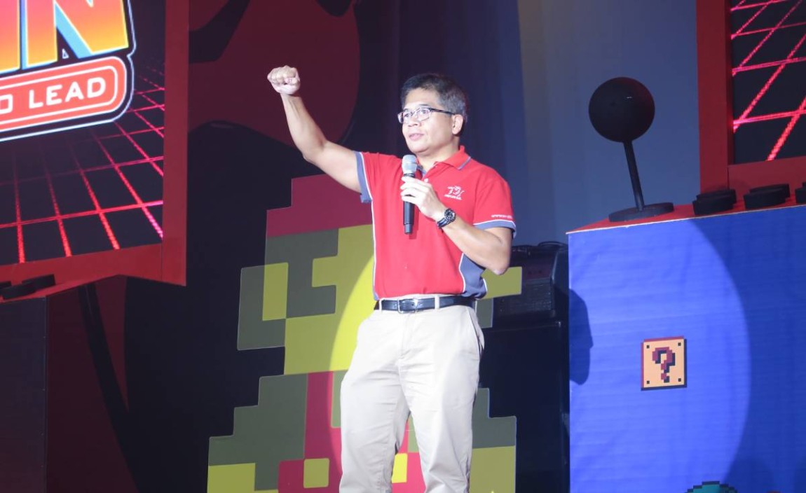 PLUK President & CEO, De Rosas, on stage