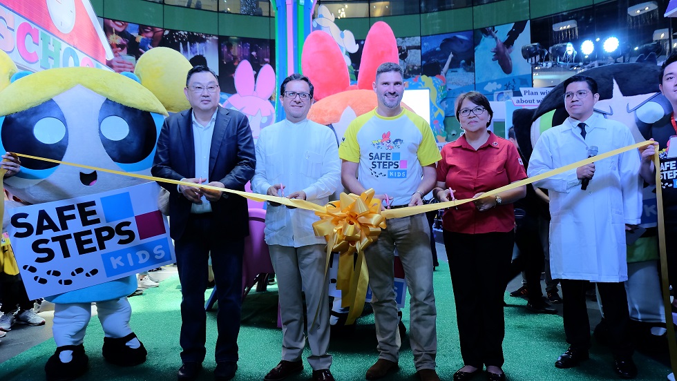 Representatives cut the ribbon