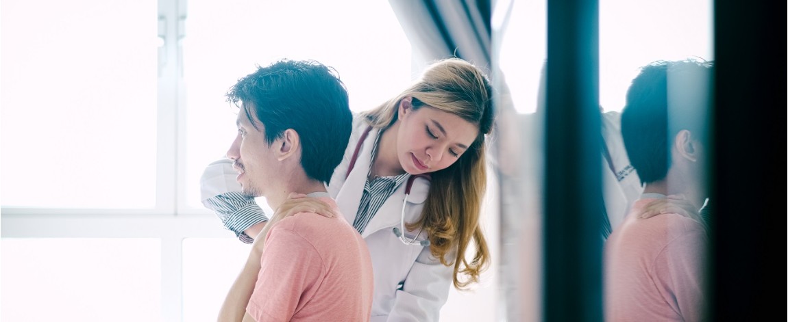 A woman doctor examines patient